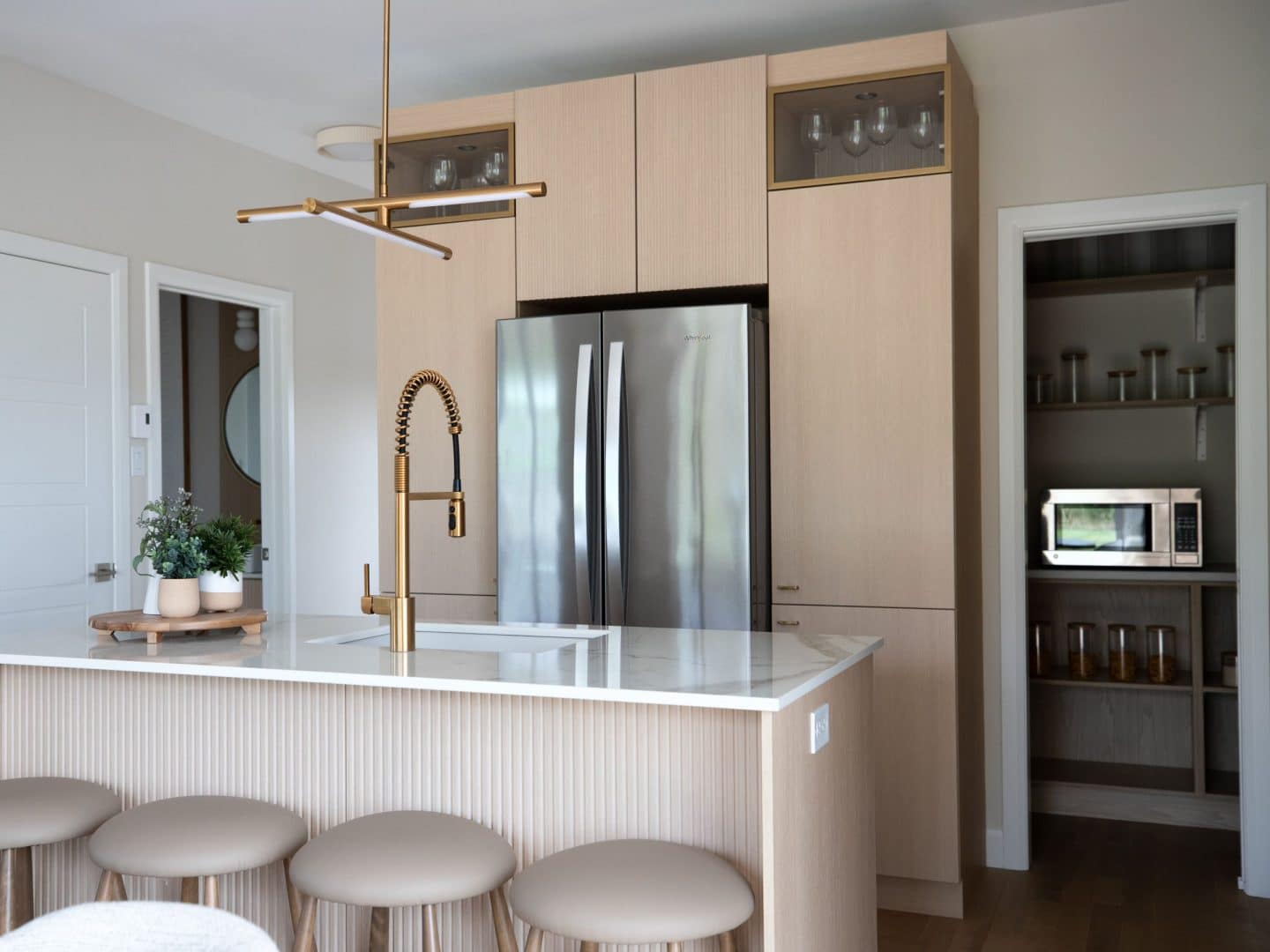 Modèle Edena, une maison usinée à deux étages au style farmhouse moderne et spacieuse. Vu de la cuisine.