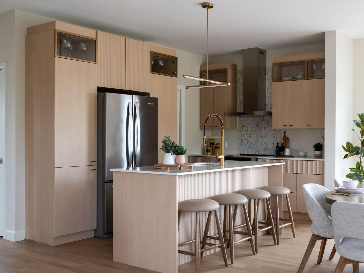 Modèle Edena, une maison usinée à deux étages au style farmhouse moderne et spacieuse. Vu de la cuisine.