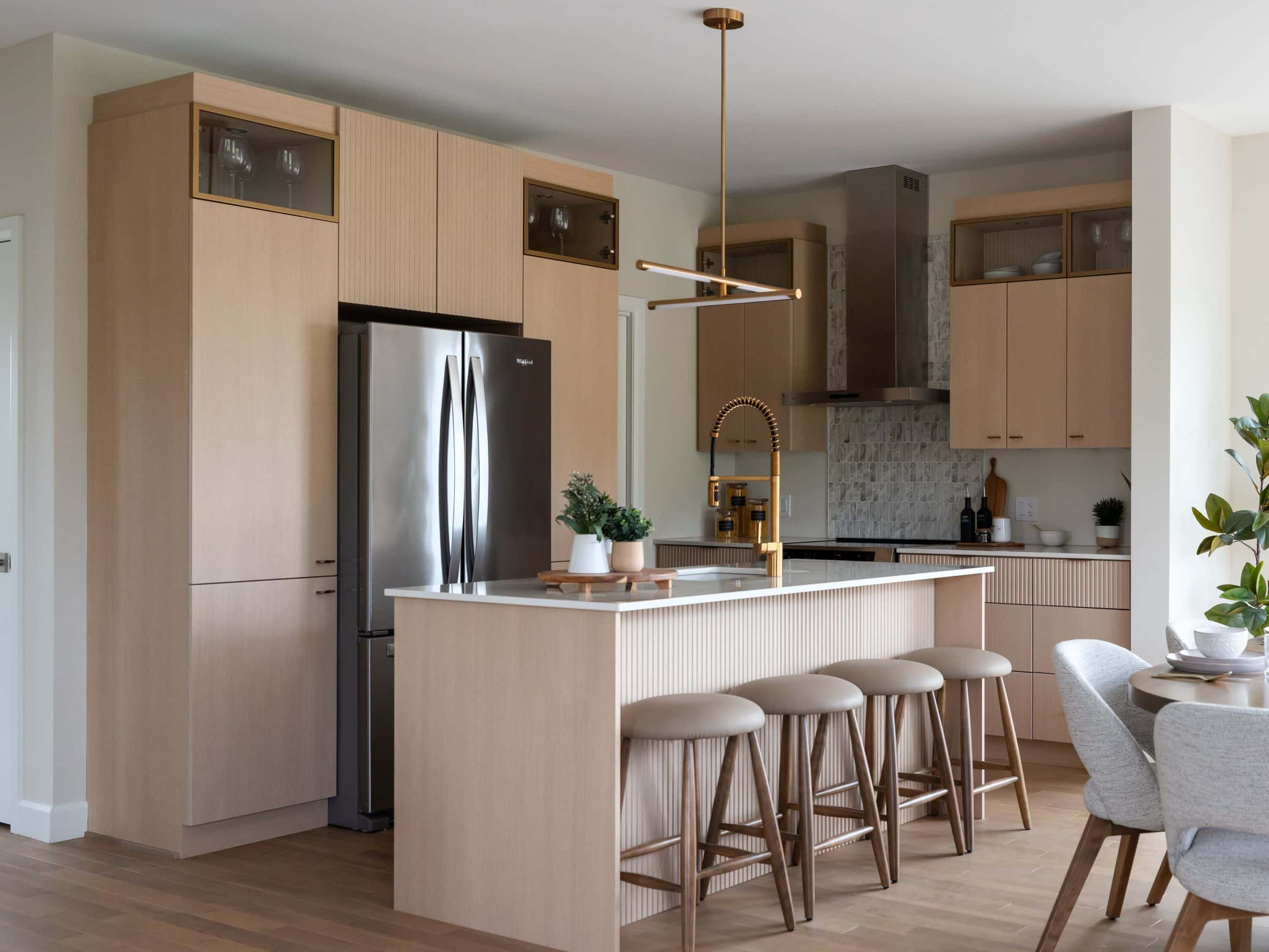 Modèle Edena, une maison usinée à deux étages au style farmhouse moderne et spacieuse. Vu de la cuisine.