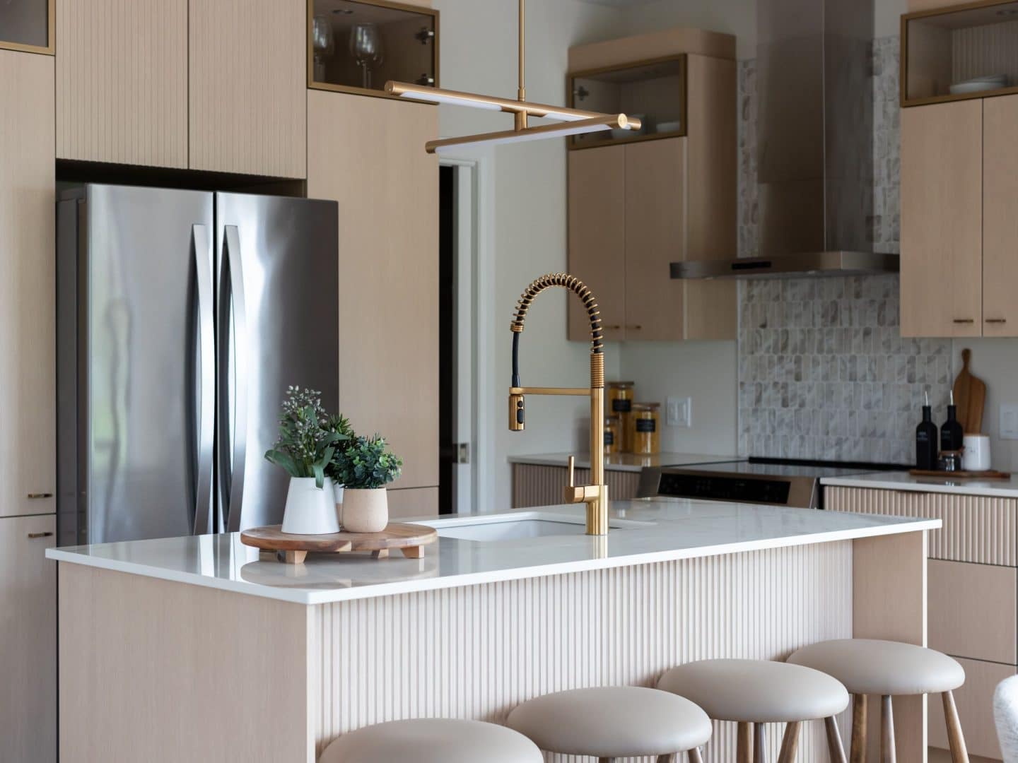 Modèle Edena, une maison usinée à deux étages au style farmhouse moderne et spacieuse. Vu de la cuisine.