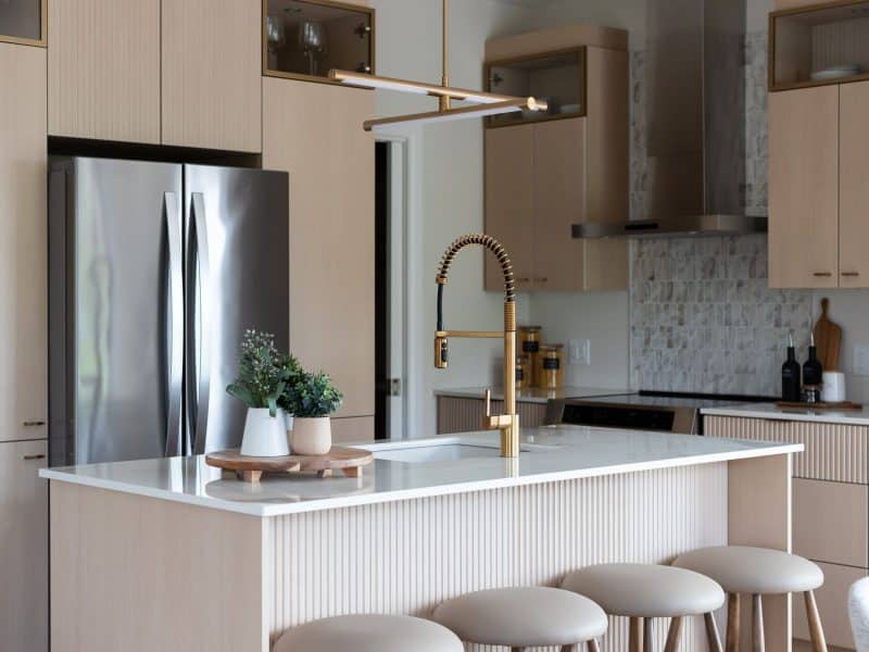 Modèle Edena, une maison usinée à deux étages au style farmhouse moderne et spacieuse. Vu de la cuisine.