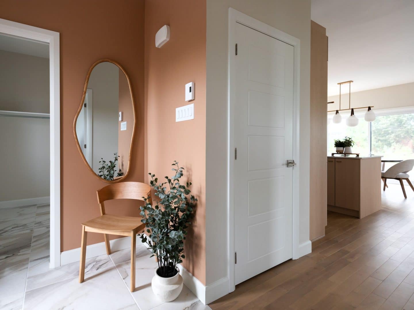 Modèle Edena, une maison usinée à deux étages au style farmhouse moderne et spacieuse. Vu de l'entrée.