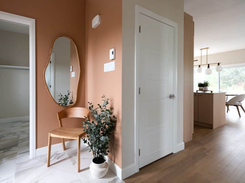 Modèle Edena, une maison usinée à deux étages au style farmhouse moderne et spacieuse. Vu de l'entrée.