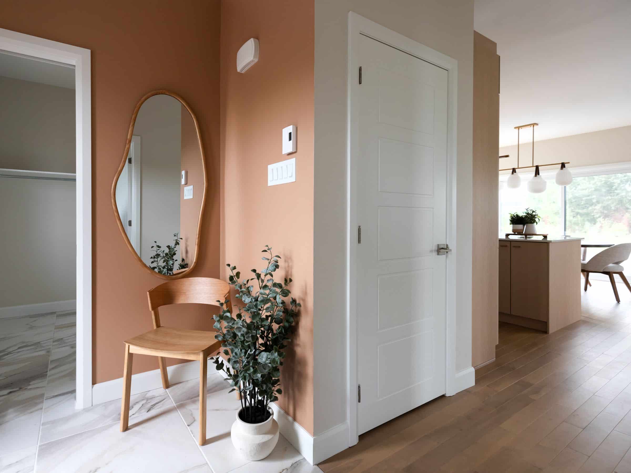 Modèle Edena, une maison usinée à deux étages au style farmhouse moderne et spacieuse. Vu de l'entrée.