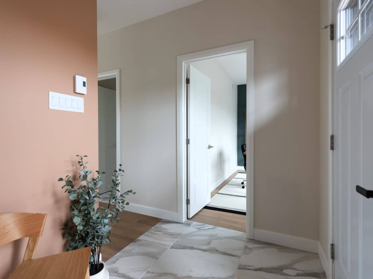 Modèle Edena, une maison usinée à deux étages au style farmhouse moderne et spacieuse. Vu de l'entrée.