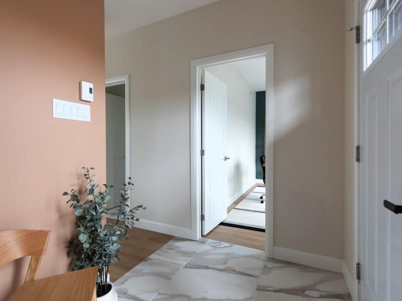 Modèle Edena, une maison usinée à deux étages au style farmhouse moderne et spacieuse. Vu de l'entrée.