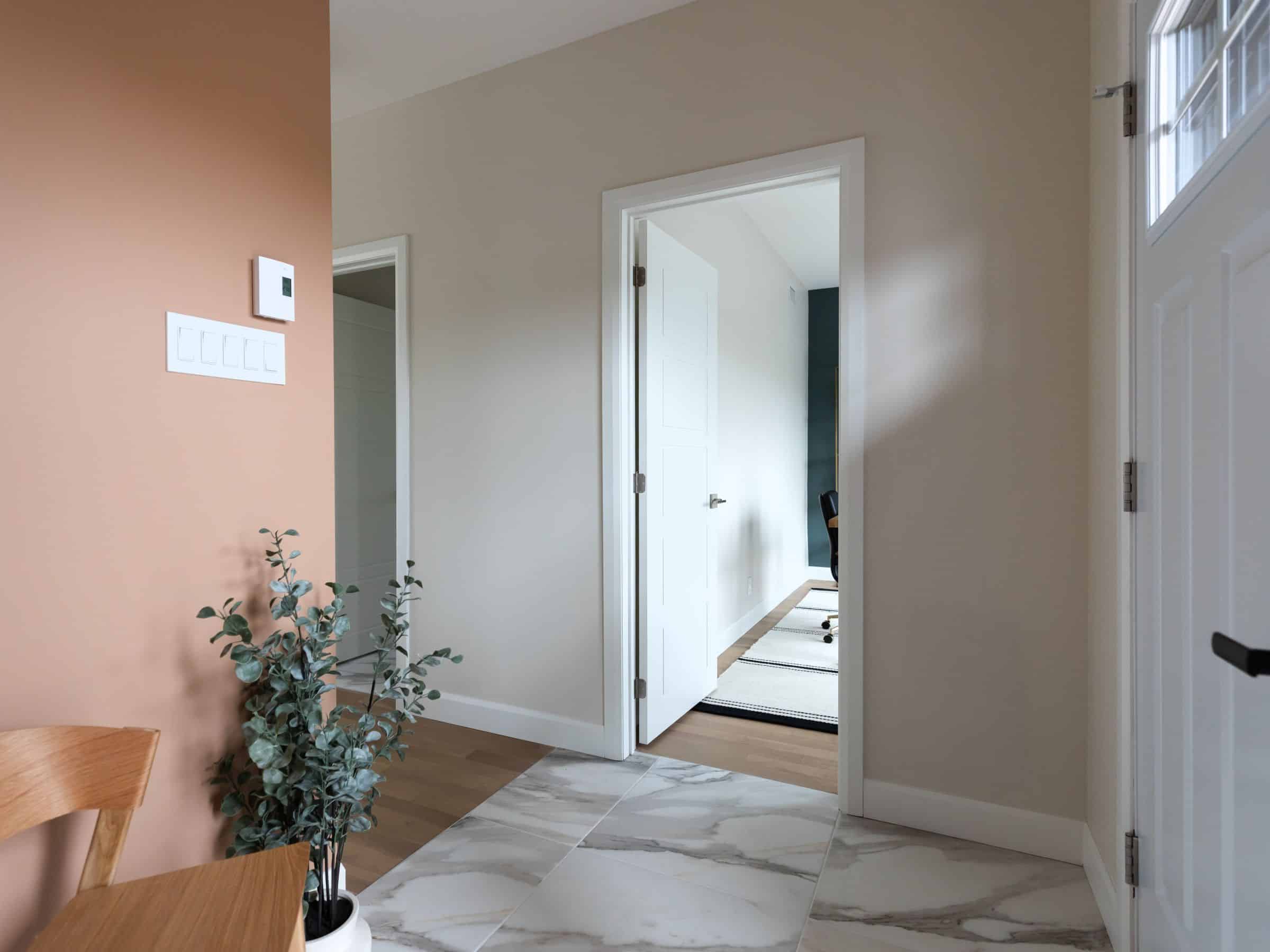 Modèle Edena, une maison usinée à deux étages au style farmhouse moderne et spacieuse. Vu de l'entrée.