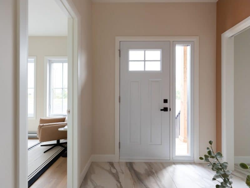 Modèle Edena, une maison usinée à deux étages au style farmhouse moderne et spacieuse. Vu de l'entrée.
