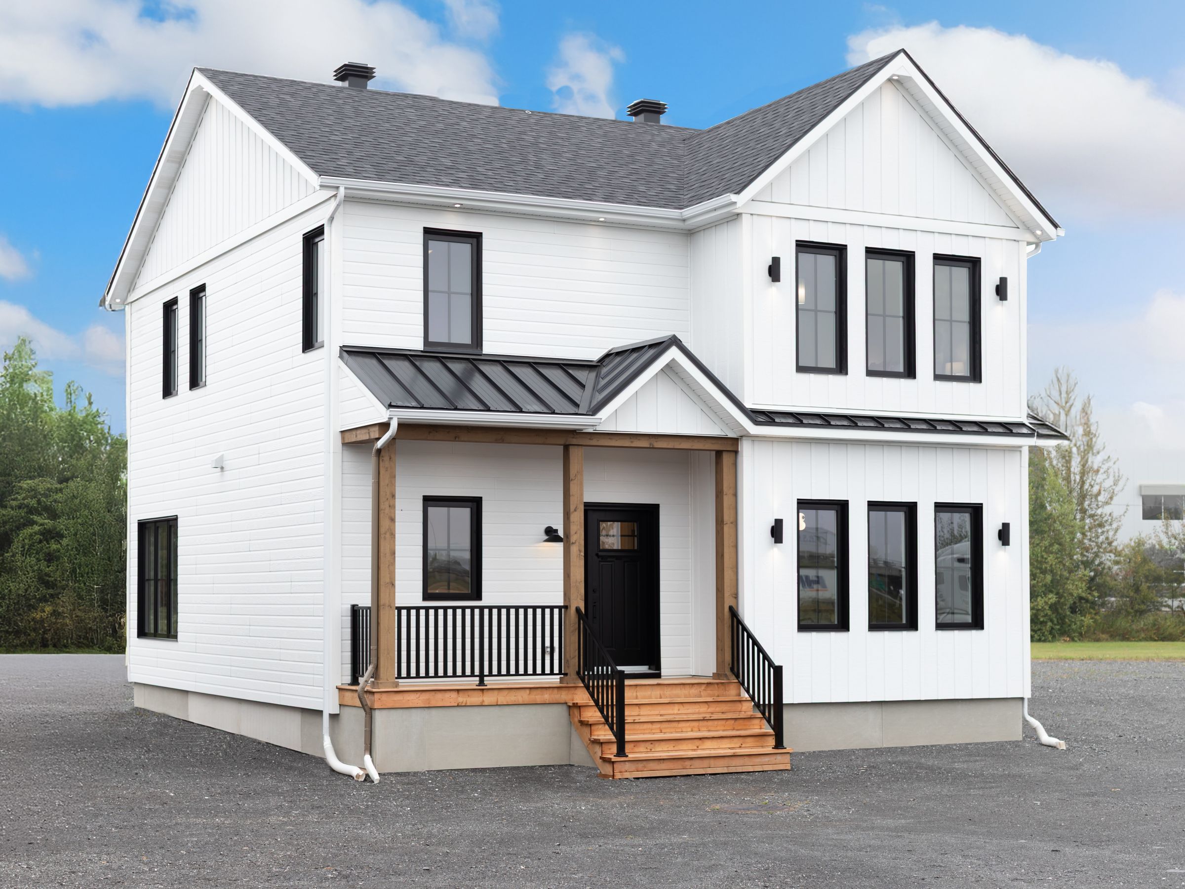 Modèle Edena, une maison usinée à deux étages au style farmhouse moderne et spacieuse. Vu de l'exterieur avant.