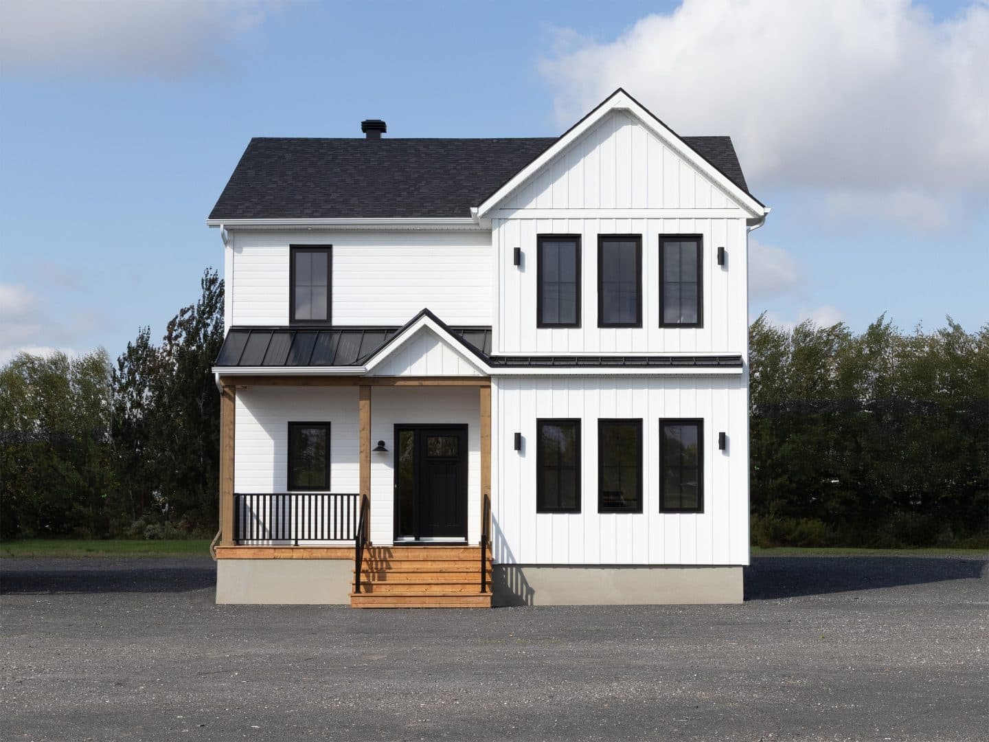 Modèle Edena, une maison usinée à deux étages au style farmhouse moderne et spacieuse. Vu de l'exterieur avant.