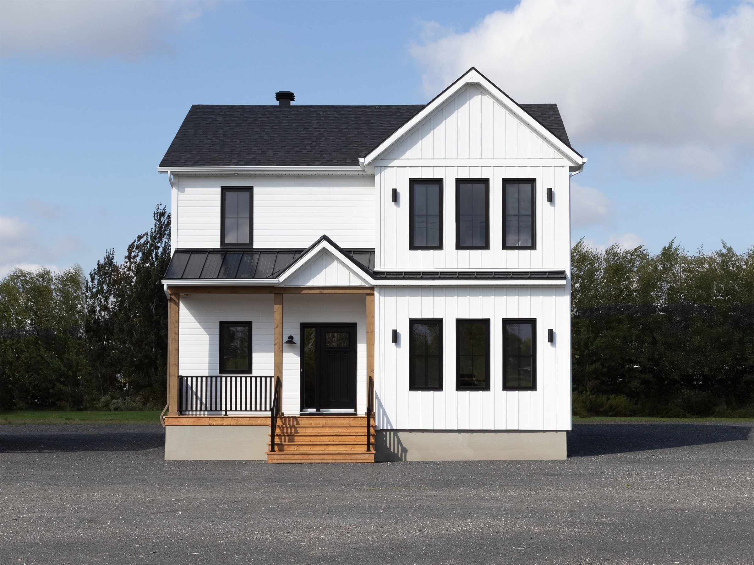 Modèle Edena, une maison usinée à deux étages au style farmhouse moderne et spacieuse. Vu de l'exterieur avant.