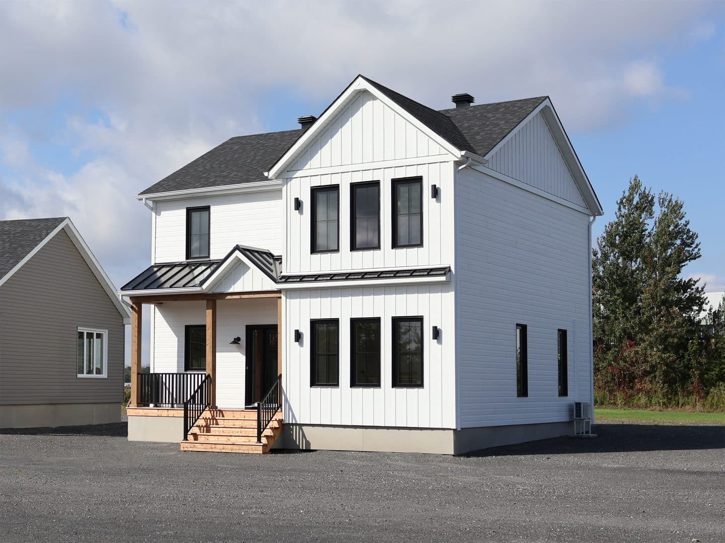 Modèle Edena, une maison usinée à deux étages au style farmhouse moderne et spacieuse. Vu de l'exterieur avant.