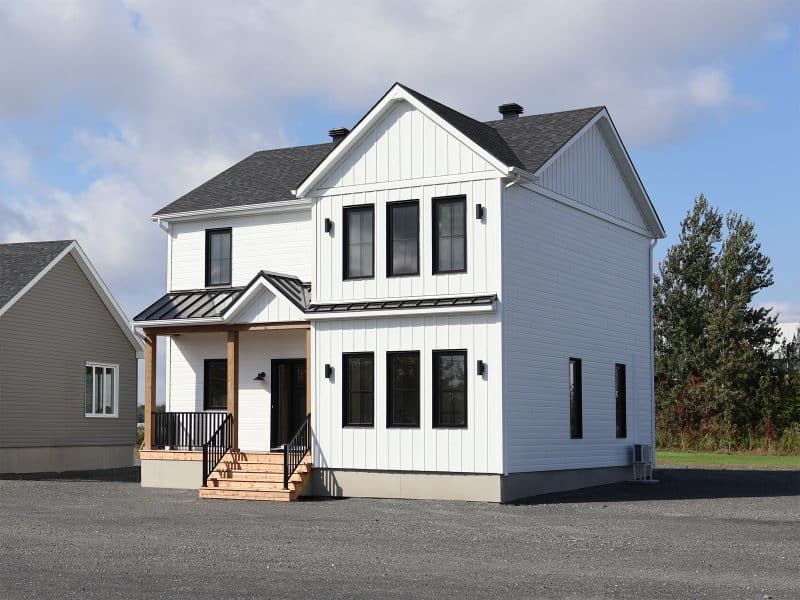 Modèle Edena, une maison usinée à deux étages au style farmhouse moderne et spacieuse. Vu de l'exterieur avant.