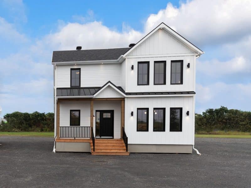 Modèle Edena, une maison usinée à deux étages au style farmhouse moderne et spacieuse. Vu de l'exterieur avant.