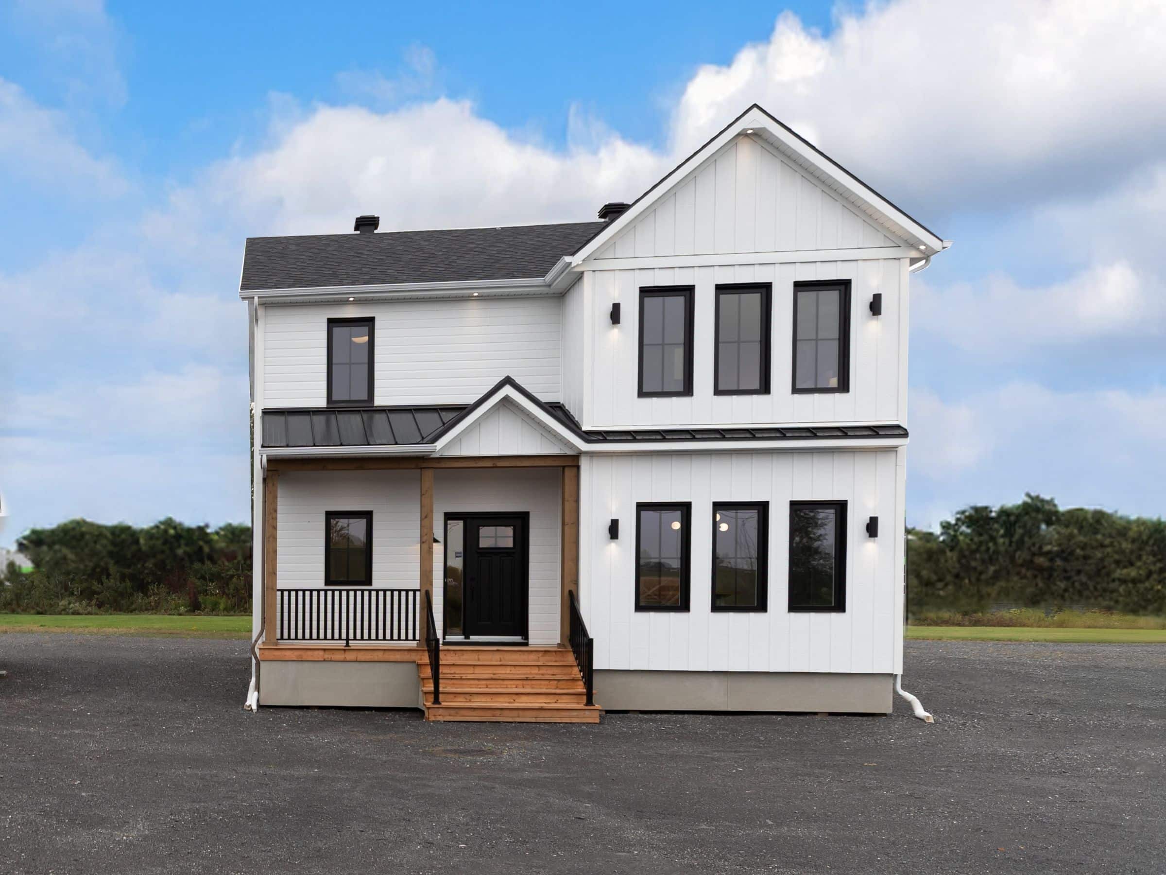 Modèle Edena, une maison usinée à deux étages au style farmhouse moderne et spacieuse. Vu de l'exterieur avant.