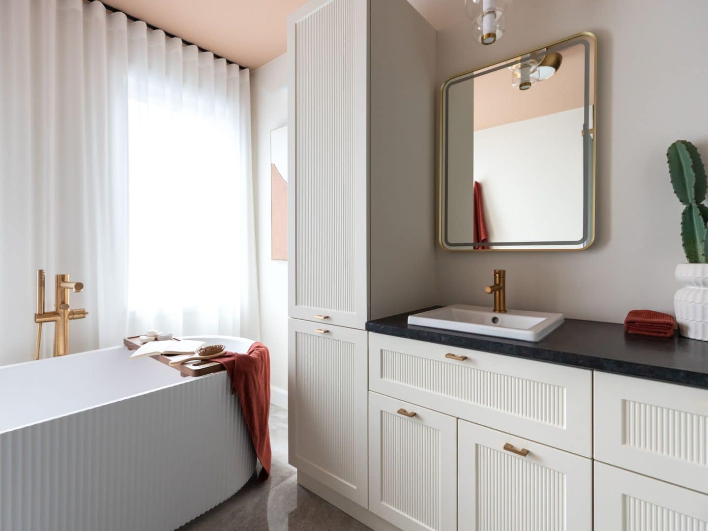 Modèle Edena, une maison usinée à deux étages au style farmhouse moderne et spacieuse. Vu de la salle de bain.