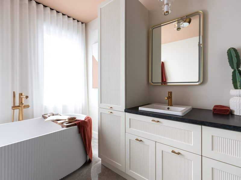 Modèle Edena, une maison usinée à deux étages au style farmhouse moderne et spacieuse. Vu de la salle de bain.