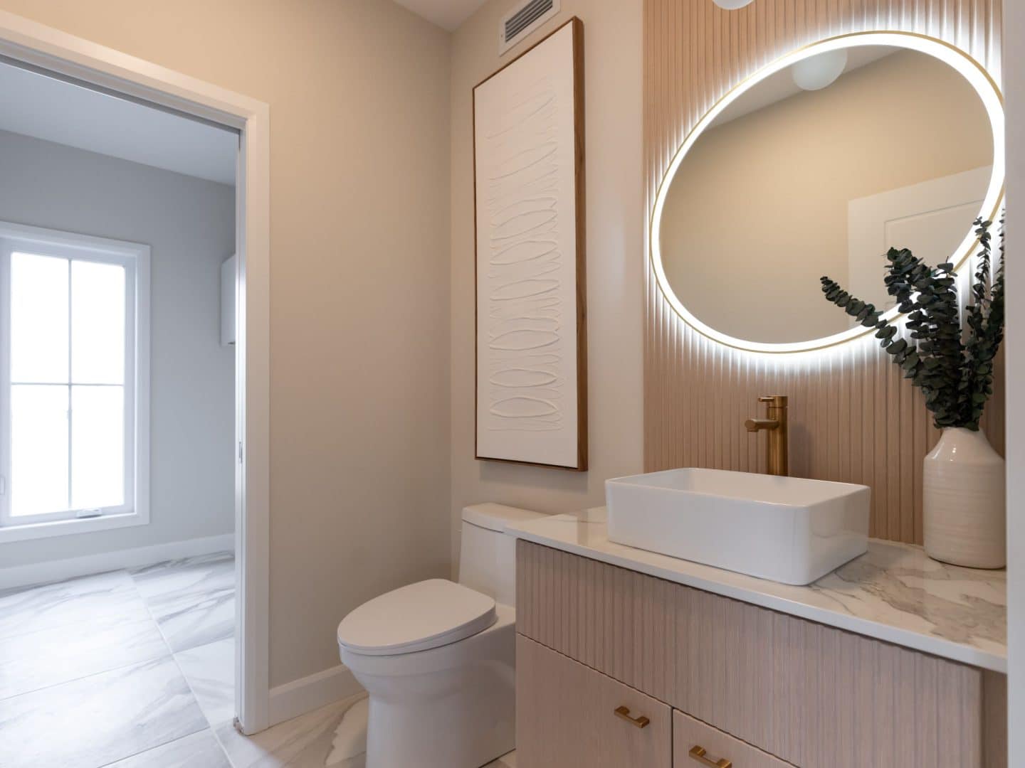 Modèle Edena, une maison usinée à deux étages au style farmhouse moderne et spacieuse. Vu de la salle de bain.