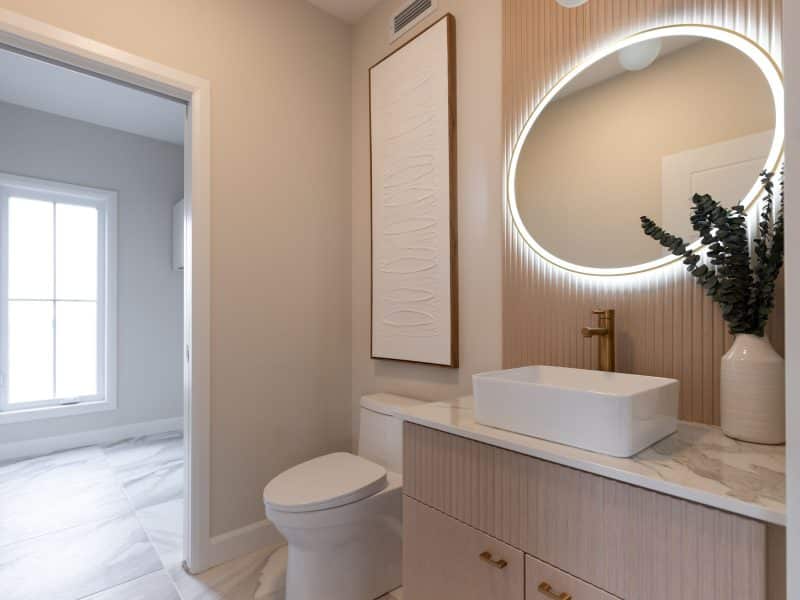 Modèle Edena, une maison usinée à deux étages au style farmhouse moderne et spacieuse. Vu de la salle de bain.