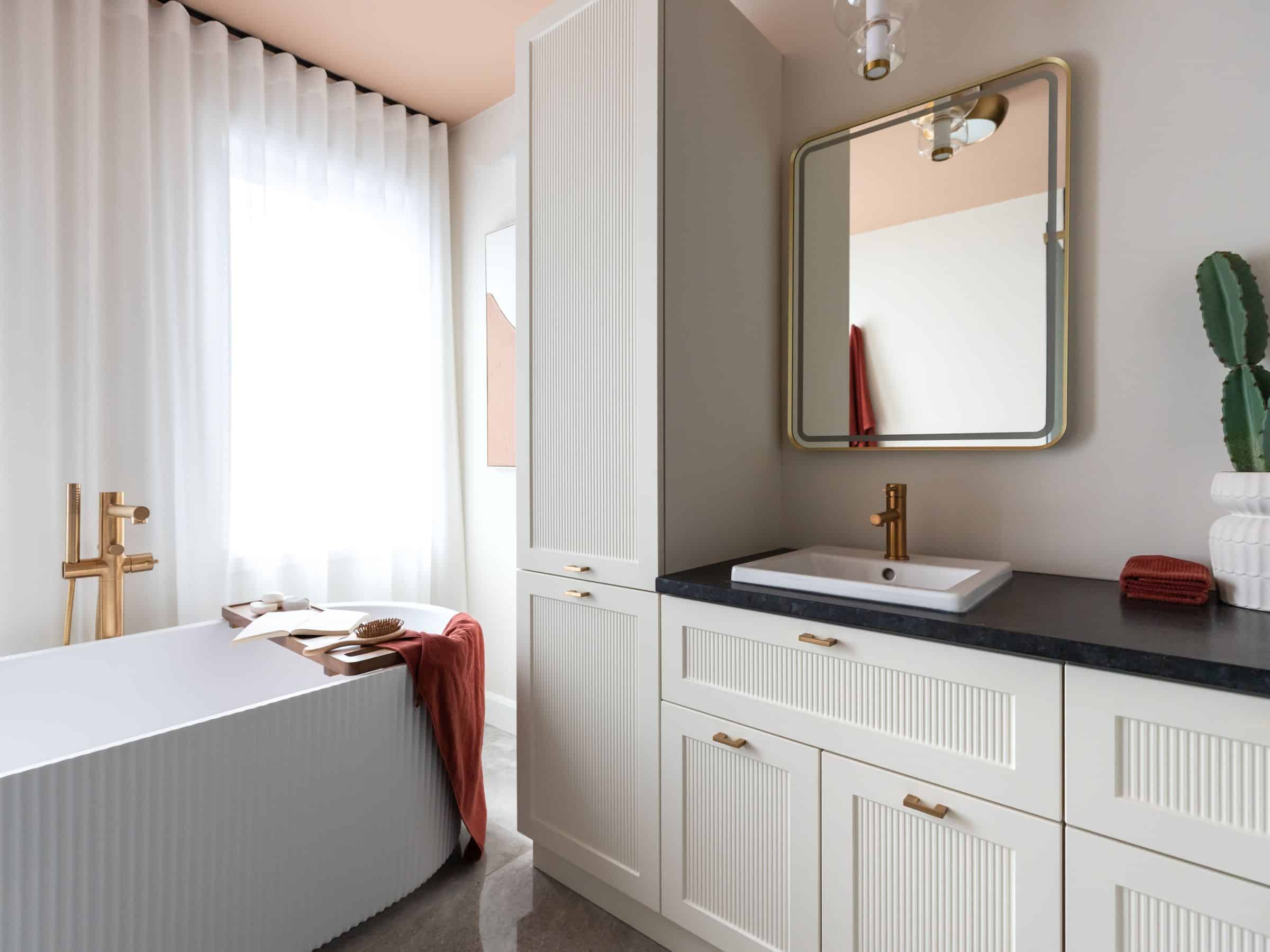 Modèle Edena, une maison usinée à deux étages au style farmhouse moderne et spacieuse. Vu de la salle de bain.