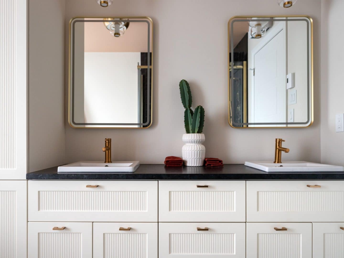 Modèle Edena, une maison usinée à deux étages au style farmhouse moderne et spacieuse. Vu de la salle de bain.