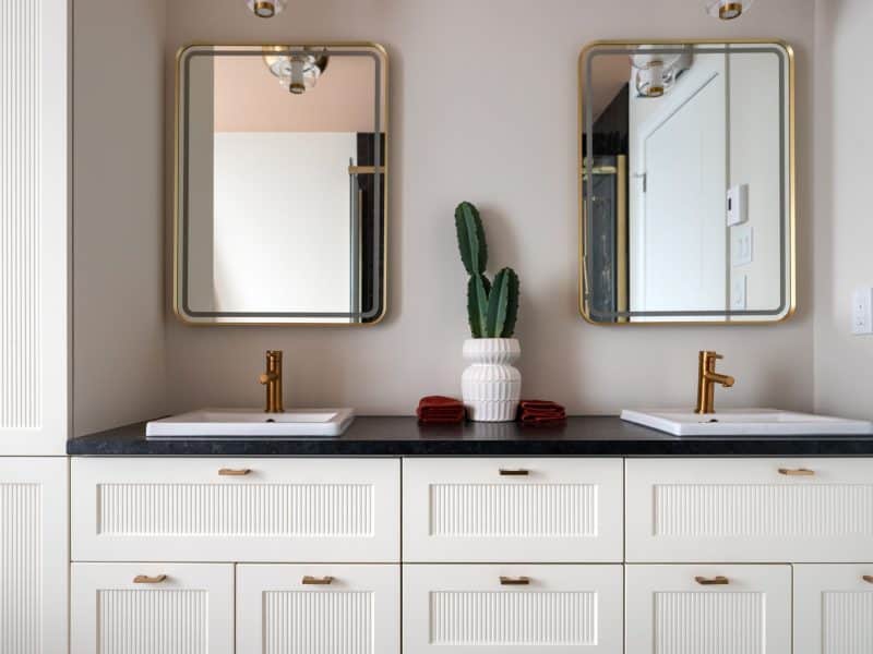 Modèle Edena, une maison usinée à deux étages au style farmhouse moderne et spacieuse. Vu de la salle de bain.