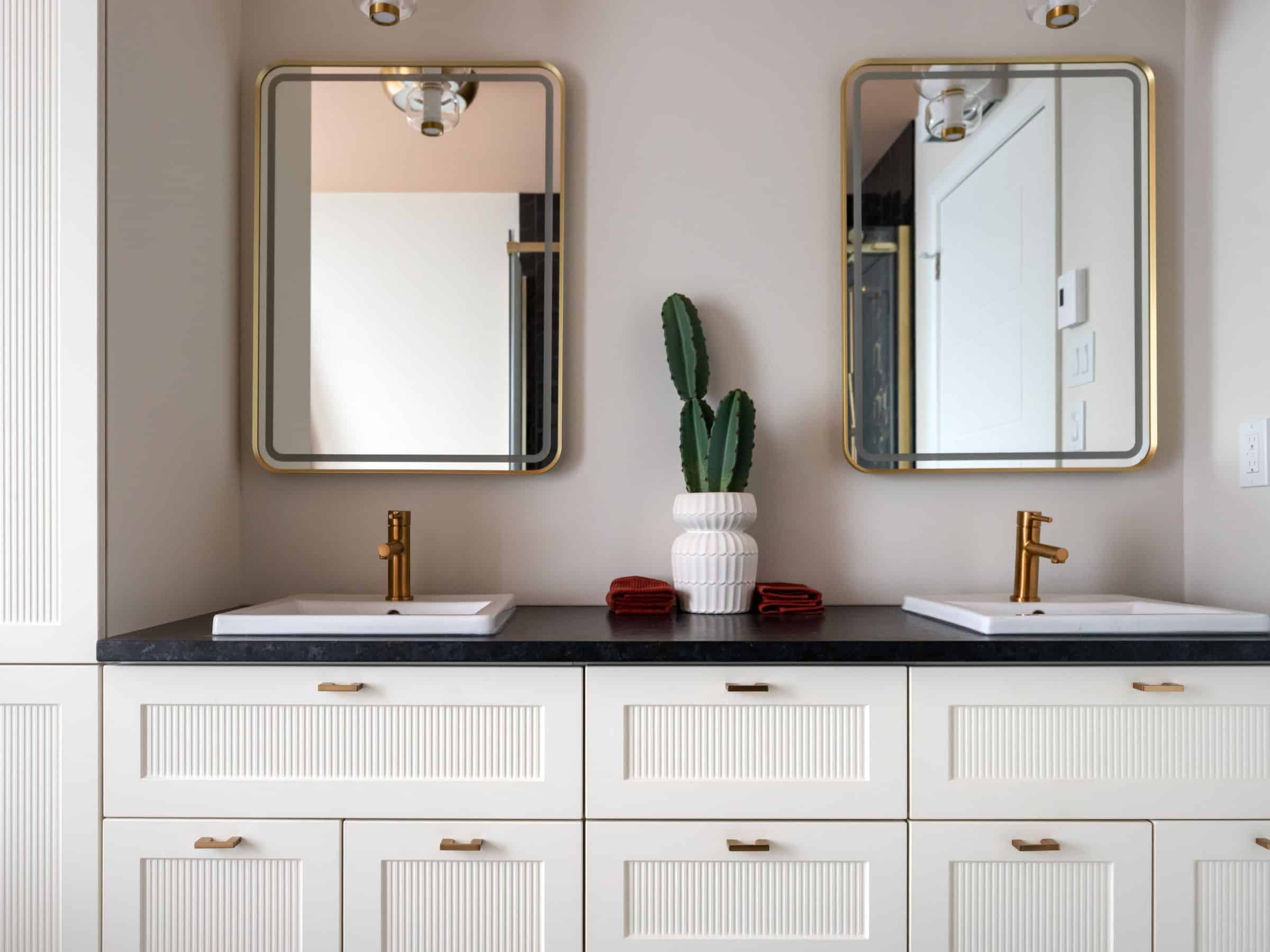Modèle Edena, une maison usinée à deux étages au style farmhouse moderne et spacieuse. Vu de la salle de bain.