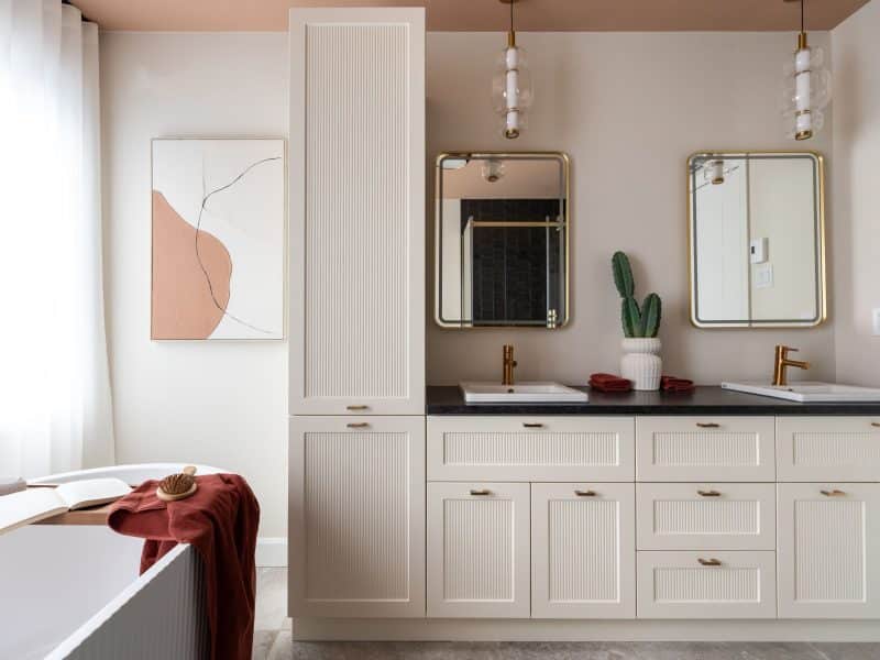 Modèle Edena, une maison usinée à deux étages au style farmhouse moderne et spacieuse. Vu de la salle de bain.