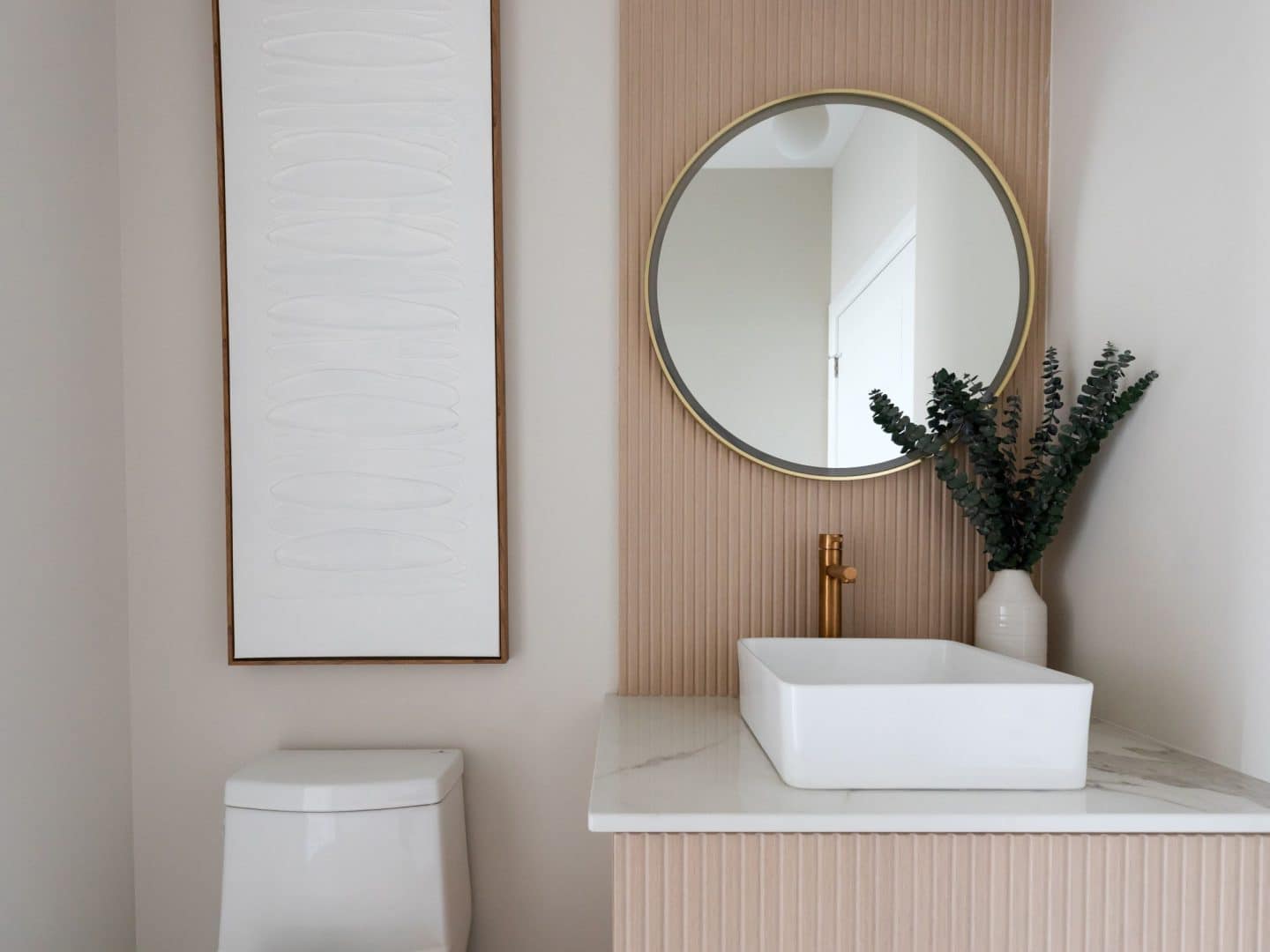 Modèle Edena, une maison usinée à deux étages au style farmhouse moderne et spacieuse. Vu de la salle de bain.
