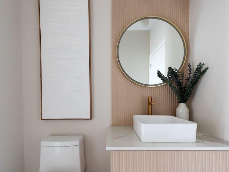 Modèle Edena, une maison usinée à deux étages au style farmhouse moderne et spacieuse. Vu de la salle de bain.