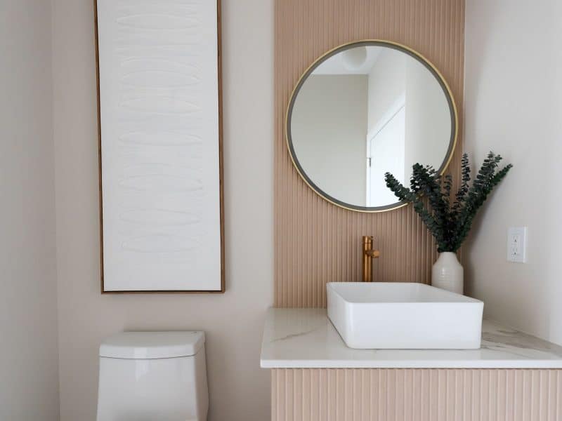 Modèle Edena, une maison usinée à deux étages au style farmhouse moderne et spacieuse. Vu de la salle de bain.