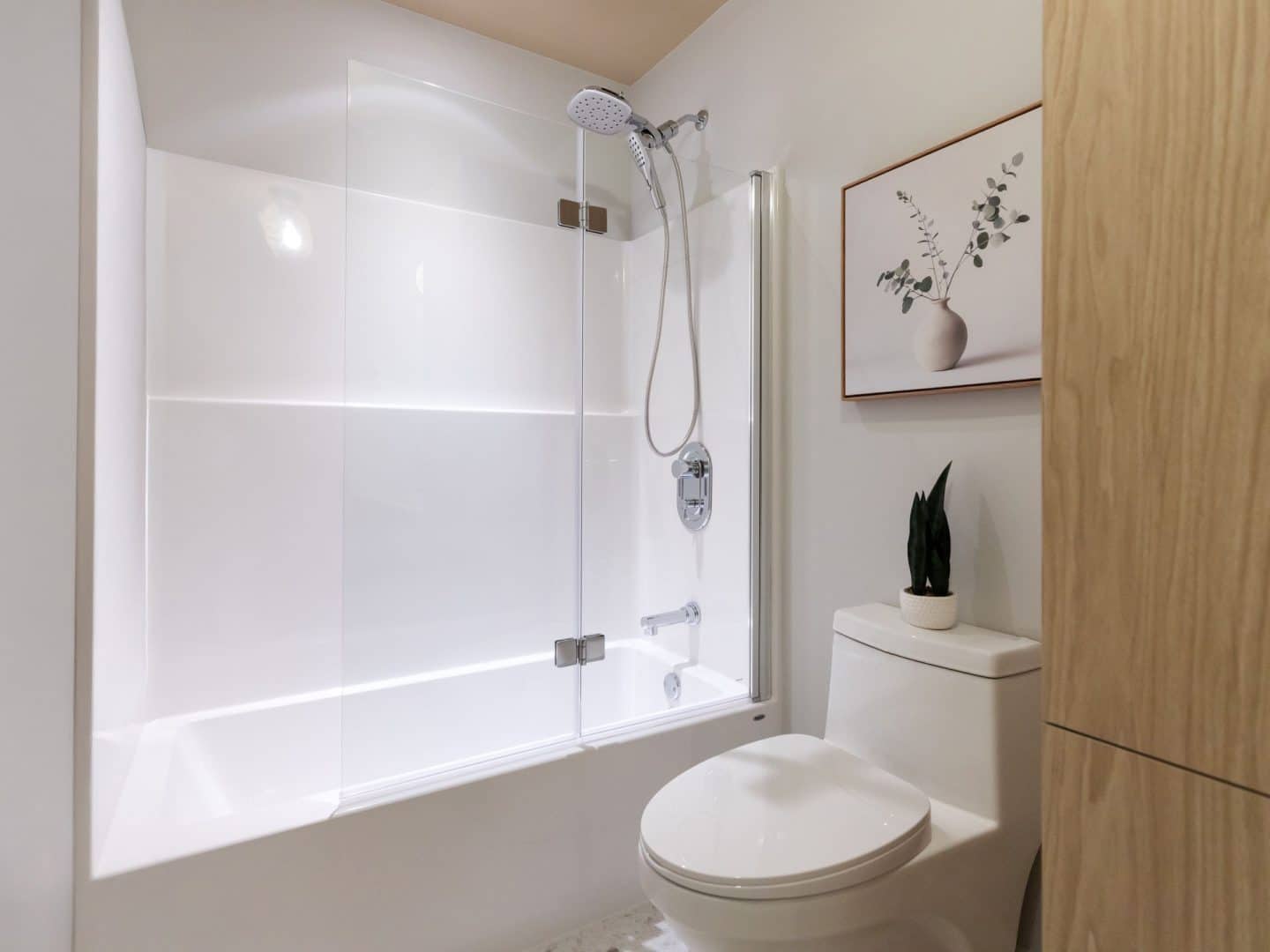 Modèle Edena, une maison usinée à deux étages au style farmhouse moderne et spacieuse. Vu de la salle de bain.