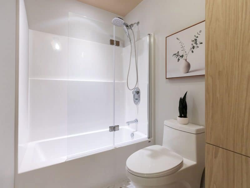 Modèle Edena, une maison usinée à deux étages au style farmhouse moderne et spacieuse. Vu de la salle de bain.