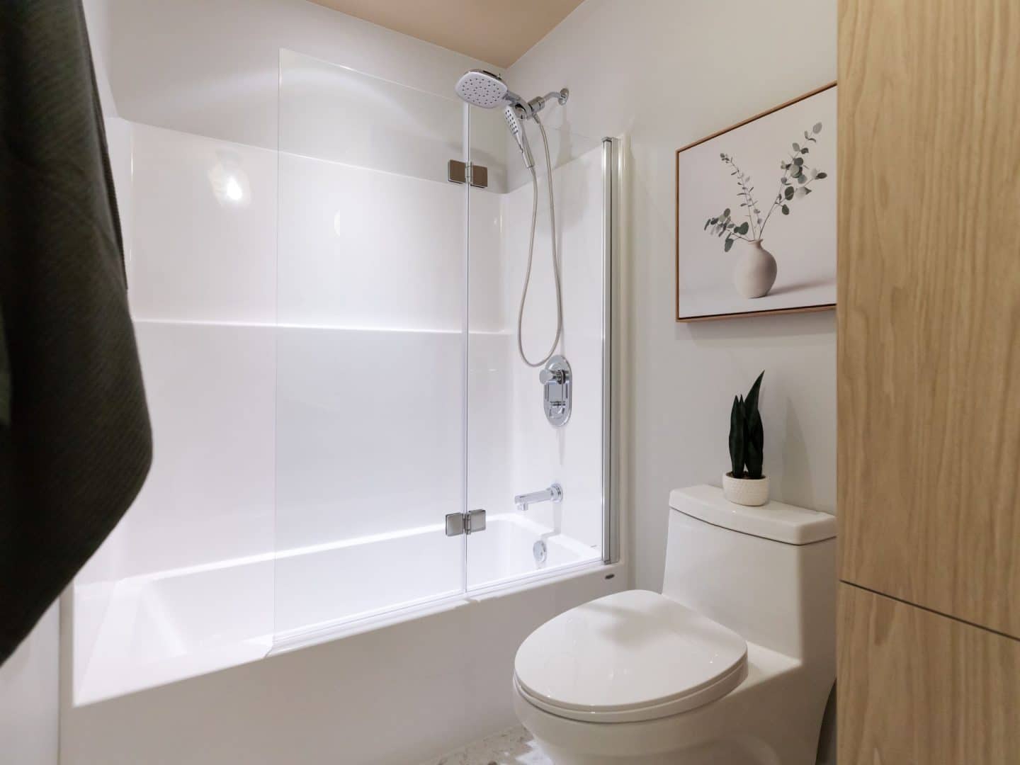 Modèle Edena, une maison usinée à deux étages au style farmhouse moderne et spacieuse. Vu de la salle de bain.