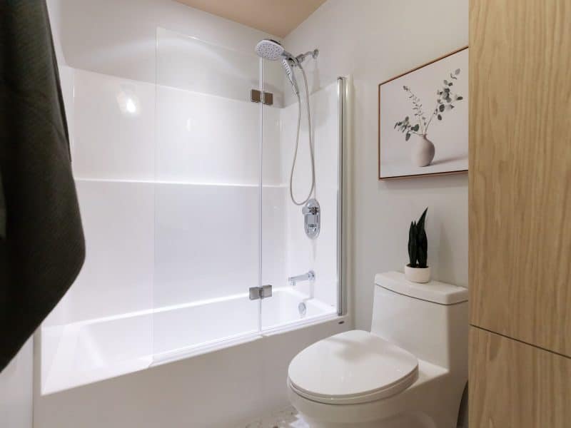 Modèle Edena, une maison usinée à deux étages au style farmhouse moderne et spacieuse. Vu de la salle de bain.