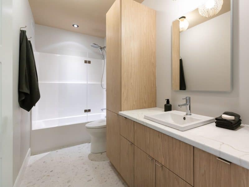 Modèle Edena, une maison usinée à deux étages au style farmhouse moderne et spacieuse. Vu de la salle de bain.