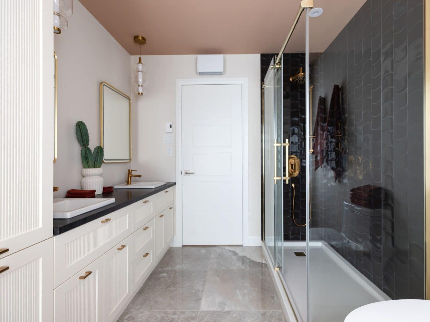 Modèle Edena, une maison usinée à deux étages au style farmhouse moderne et spacieuse. Vu de la salle de bain.