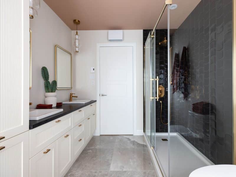 Modèle Edena, une maison usinée à deux étages au style farmhouse moderne et spacieuse. Vu de la salle de bain.