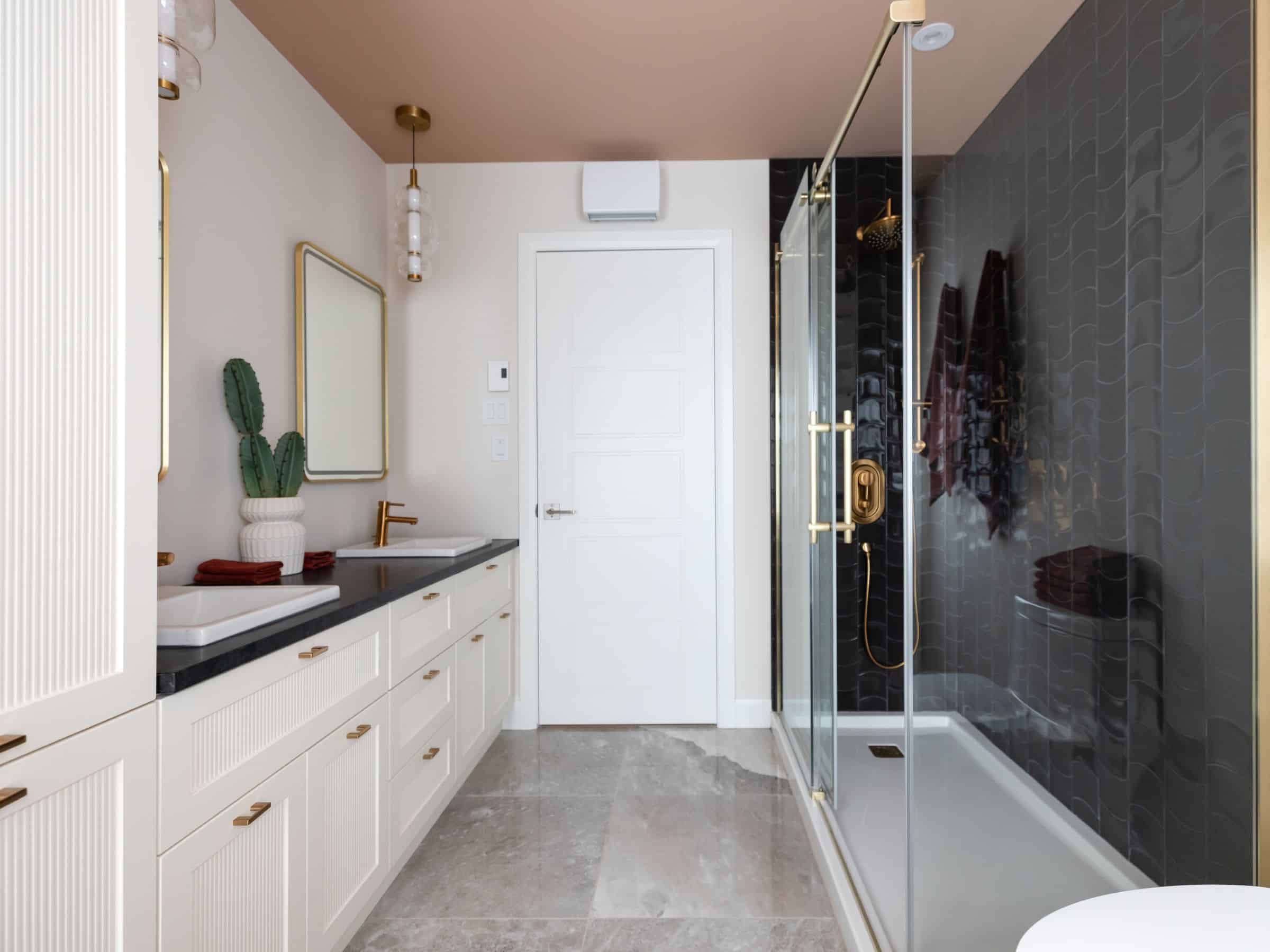 Modèle Edena, une maison usinée à deux étages au style farmhouse moderne et spacieuse. Vu de la salle de bain.