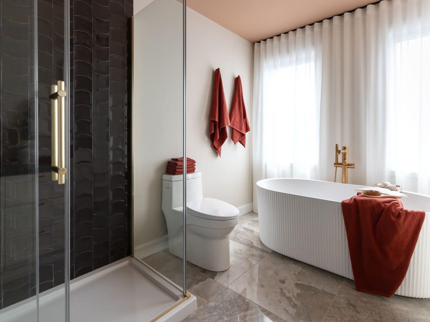 Modèle Edena, une maison usinée à deux étages au style farmhouse moderne et spacieuse. Vu de la salle de bain.