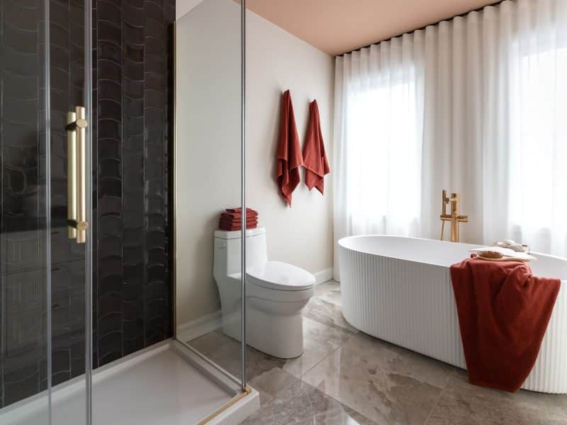 Modèle Edena, une maison usinée à deux étages au style farmhouse moderne et spacieuse. Vu de la salle de bain.