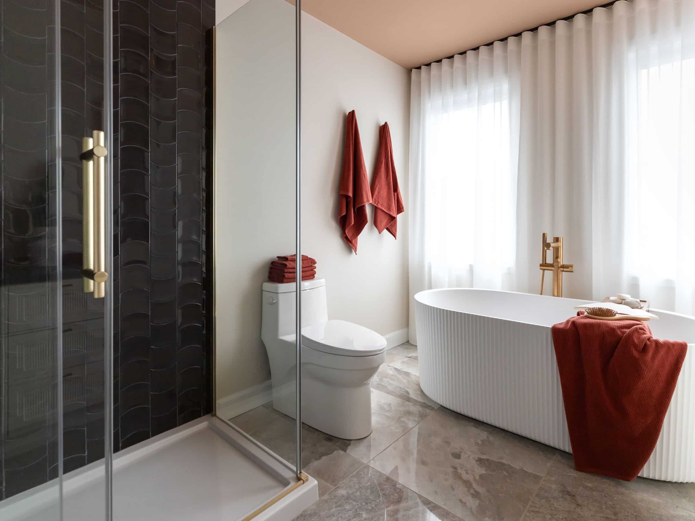 Modèle Edena, une maison usinée à deux étages au style farmhouse moderne et spacieuse. Vu de la salle de bain.