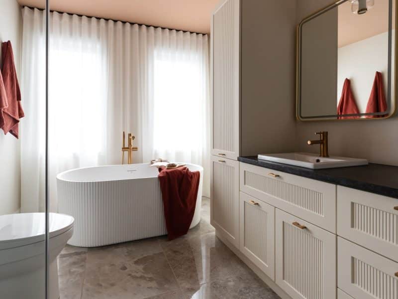 Modèle Edena, une maison usinée à deux étages au style farmhouse moderne et spacieuse. Vu de la salle de bain.