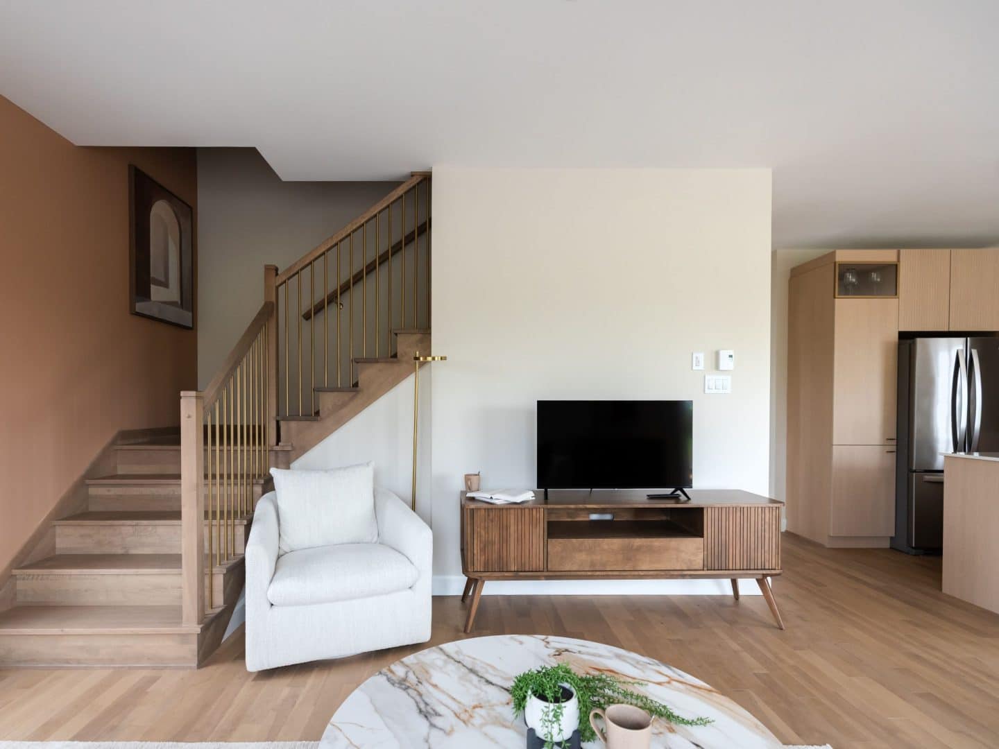 Modèle Edena, une maison usinée à deux étages au style farmhouse moderne et spacieuse. Vu du séjour.