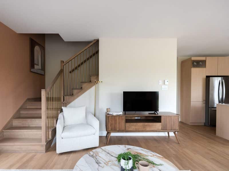 Modèle Edena, une maison usinée à deux étages au style farmhouse moderne et spacieuse. Vu du séjour.