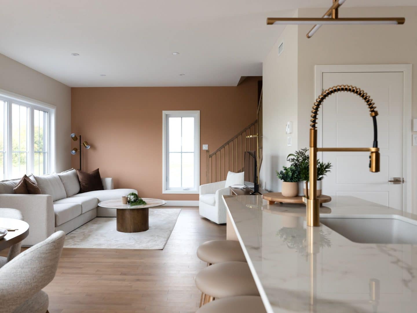 Modèle Edena, une maison usinée à deux étages au style farmhouse moderne et spacieuse. Vu du séjour.