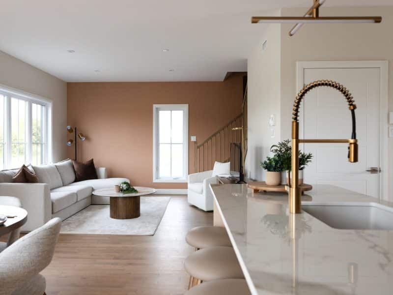 Modèle Edena, une maison usinée à deux étages au style farmhouse moderne et spacieuse. Vu du séjour.