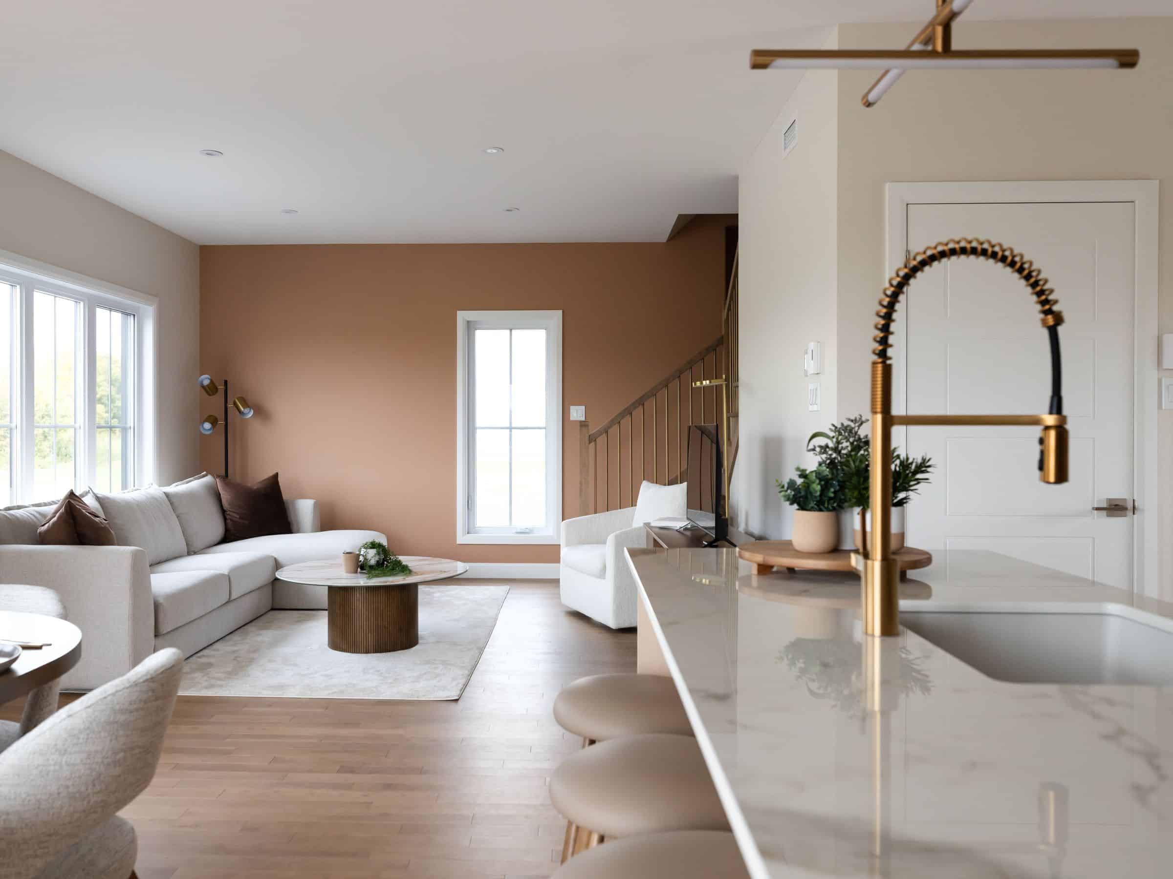 Modèle Edena, une maison usinée à deux étages au style farmhouse moderne et spacieuse. Vu du séjour.