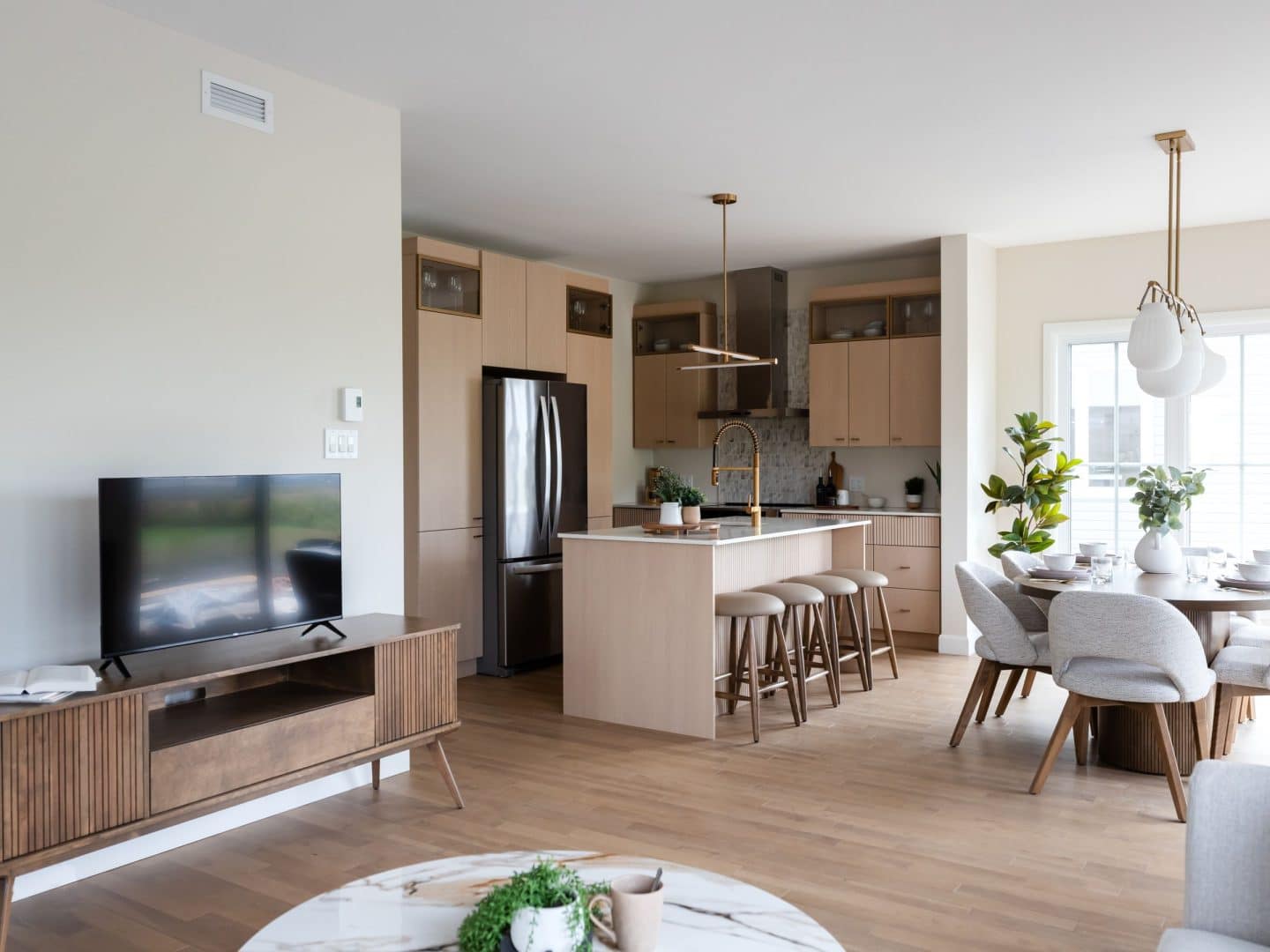 Modèle Edena, une maison usinée à deux étages au style farmhouse moderne et spacieuse. Vu du séjour.