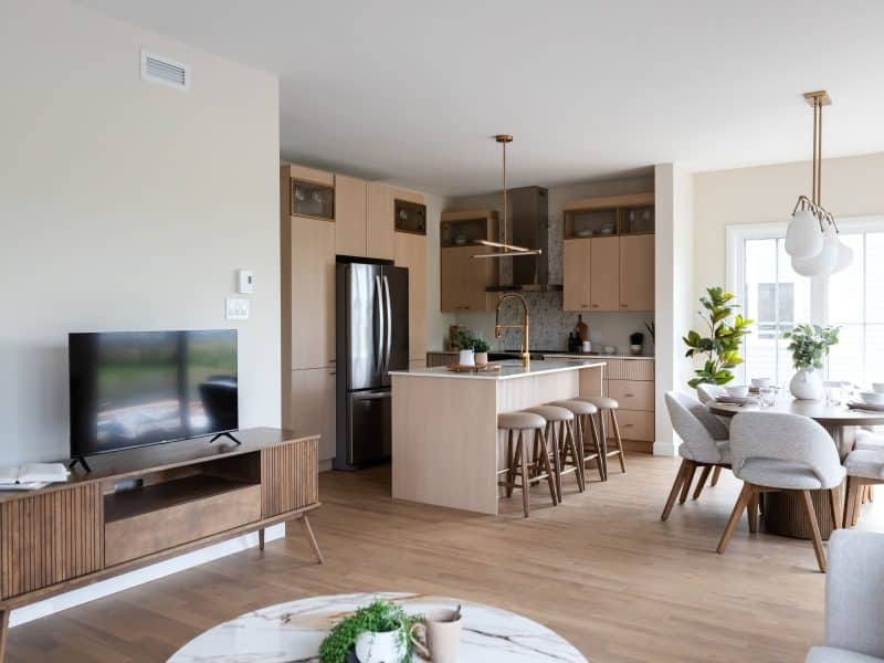 Modèle Edena, une maison usinée à deux étages au style farmhouse moderne et spacieuse. Vu du séjour.